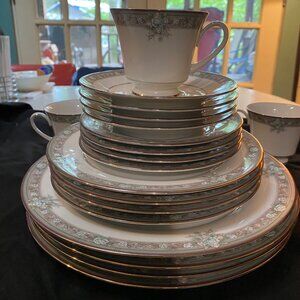 Legendary by Noritake LUNCEFORD 3884 - 4 Place Settings - 20 pieces total